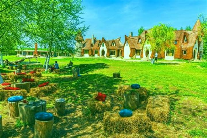 Escorts Luna de Jos, Romania — Local Companions