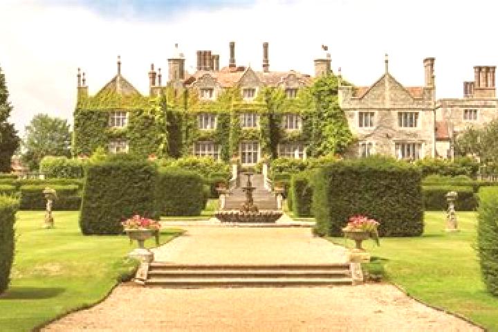 Escorts Manor Park, United Kingdom — Local Companions