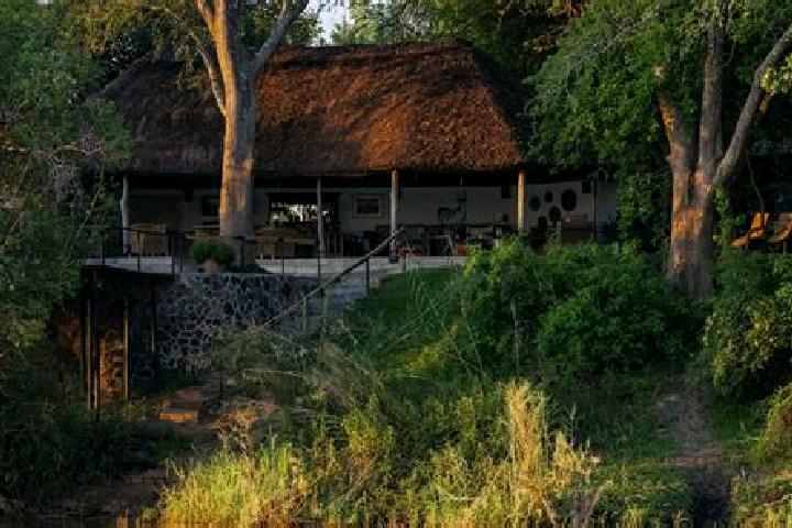 Escorts Manyinga, Zambia — Local Companions