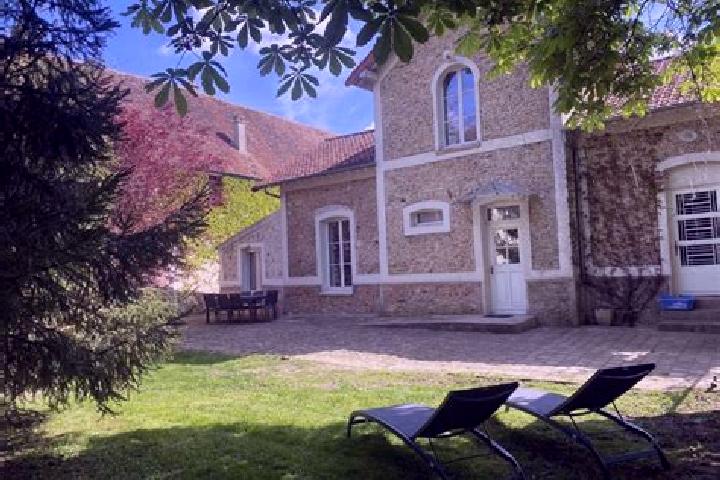 Escorts Marles-en-Brie, France — Local Companions