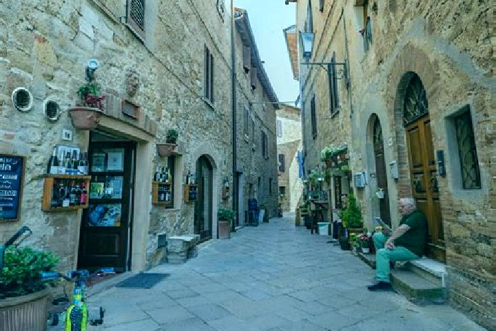 Escorts Montegrosso Pian Latte, Italy — Local Companions