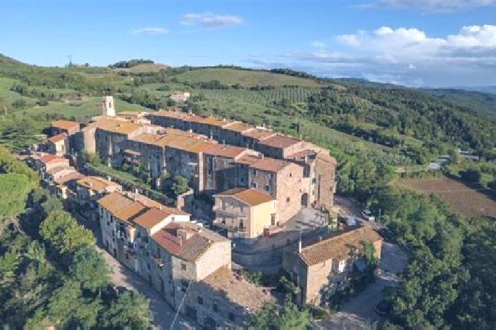 Escorts Monteverdi Marittimo, Italy — Local Companions