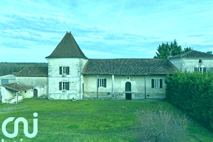 Escorts Montmoreau-Saint-Cybard, France — Local Companions
