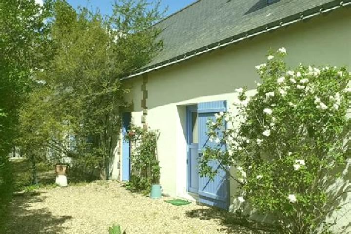 Escorts Morannes, France — Local Companions