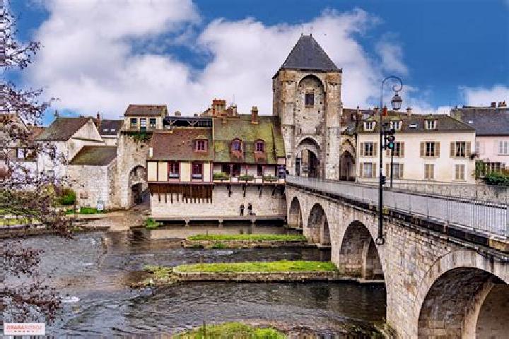 Escorts Moret-sur-Loing, France — Local Companions