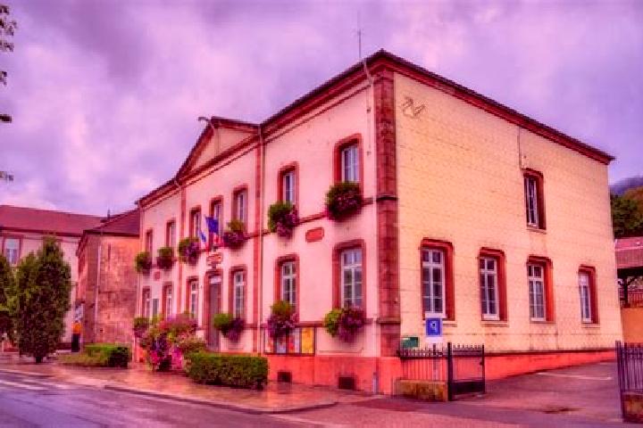 Escorts Moyenmoutier, France — Local Companions