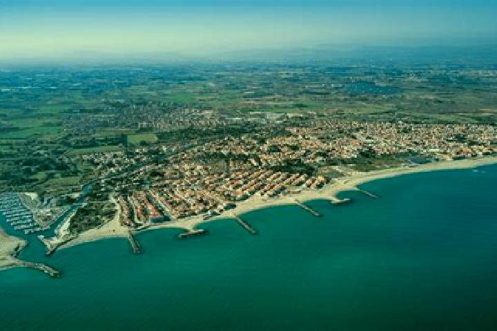 Escorts Nieul-les-Saintes, France — Local Companions