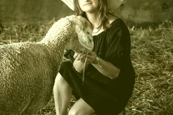 Escorts Noyers-Pont-Maugis, France — Local Companions