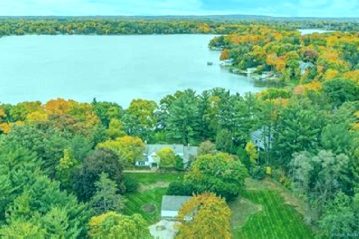 Escorts Oconomowoc Lake, United States — Local Companions