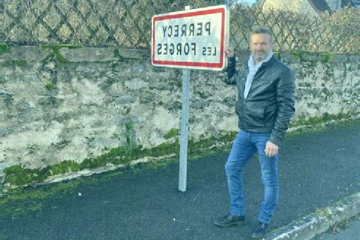 Escorts Perrecy-les-Forges, France — Local Companions