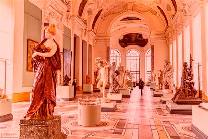 Escorts Petit Palais, France — Local Companions