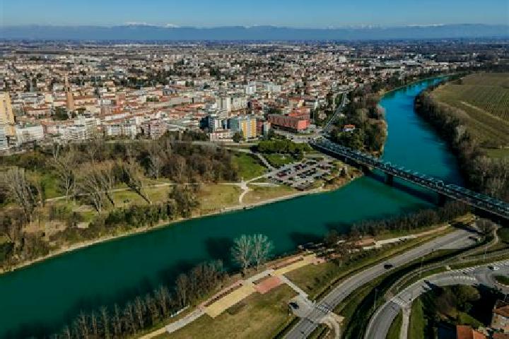 Escorts Ponte di Piave, Italy — Local Companions