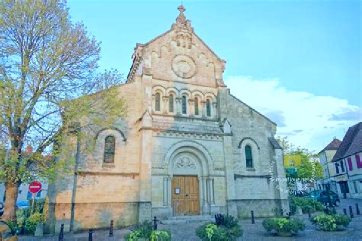 Escorts Pougues-les-Eaux, France — Local Companions