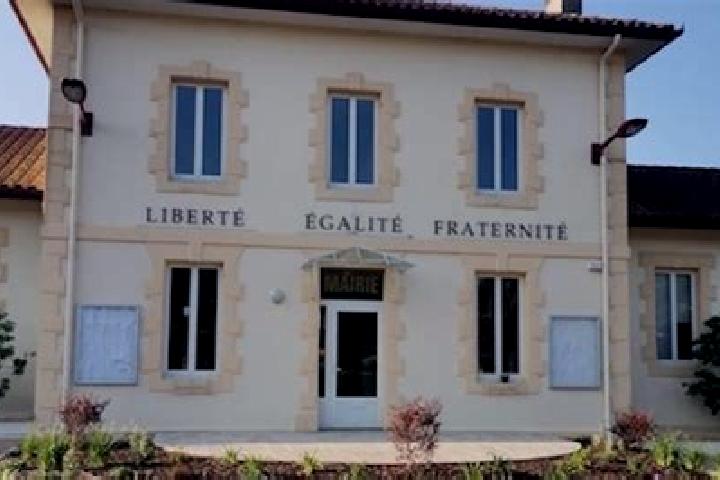 Escorts Poyartin, France — Local Companions