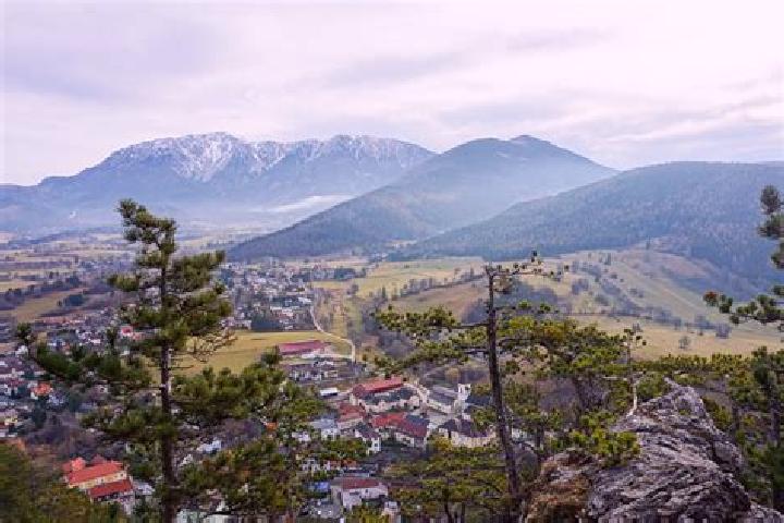 Escorts Puchberg am Schneeberg, Austria — Local Companions