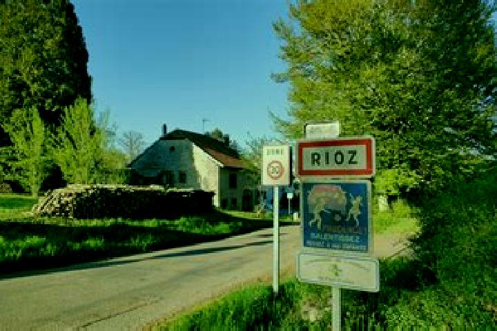 Escorts Rioz, France — Local Companions
