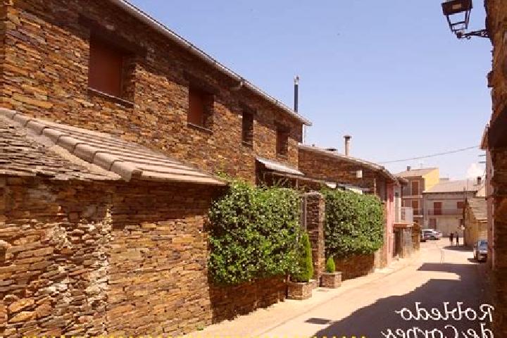 Escorts Robledo de Corpes, Spain — Local Companions