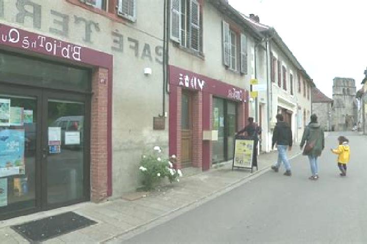 Escorts Saint-Priest-Ligoure, France — Local Companions