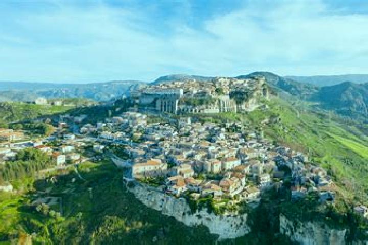 Escorts San Giovanni di Gerace, Italy — Local Companions