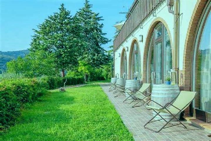 Escorts San Martino Buon Albergo, Italy — Local Companions