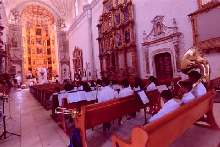 Escorts San Vicente Nunu, Mexico — Local Companions