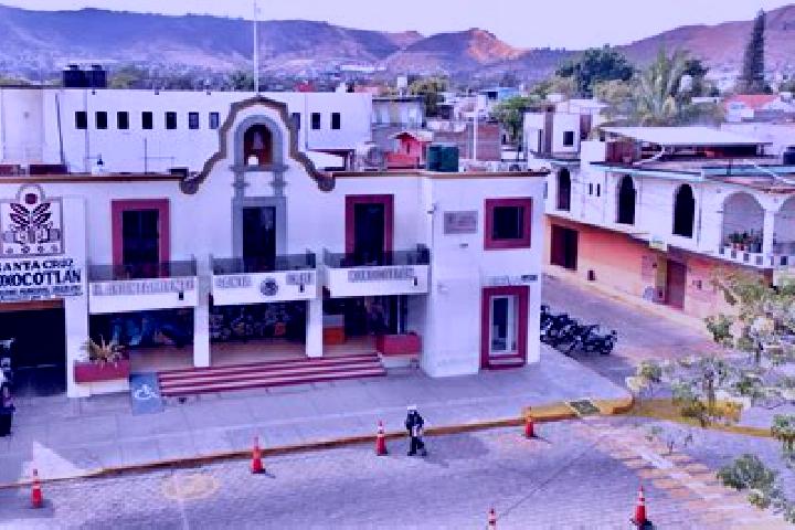 Escorts Santa Cruz Lachixolana, Mexico — Local Companions