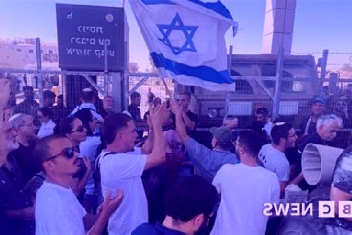 Escorts Sde Warburg, Israel — Local Companions