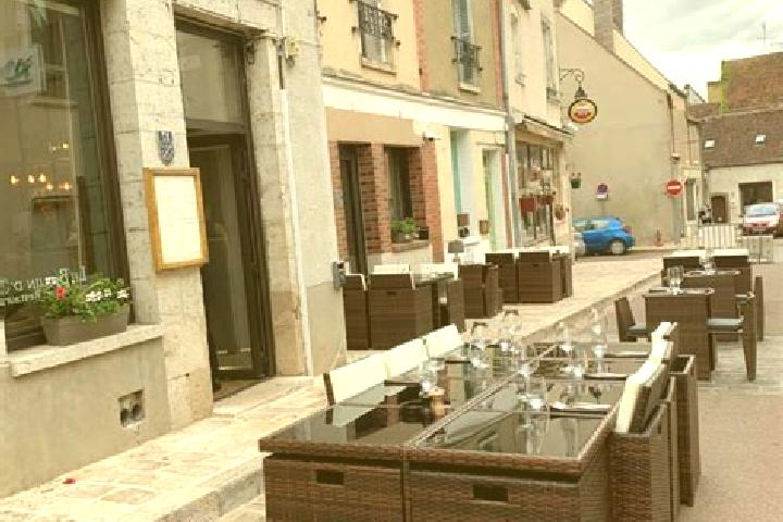 Escorts Secondigny, France — Local Companions
