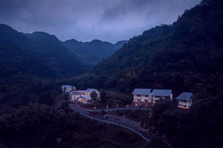 Escorts Simianshan, China — Local Companions