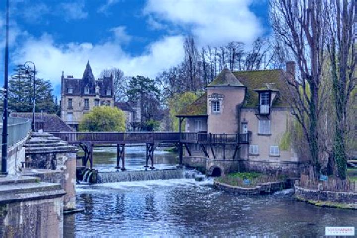 Escorts Souppes-sur-Loing, France — Local Companions
