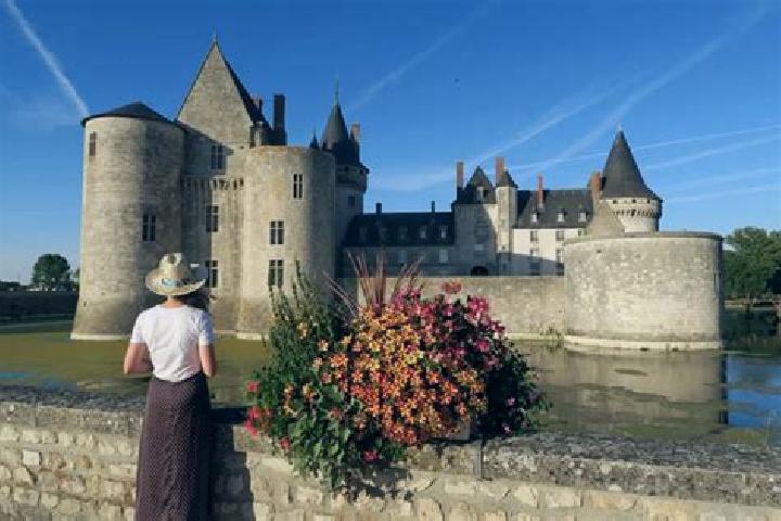 Escorts Sully-sur-Loire, France — Local Companions