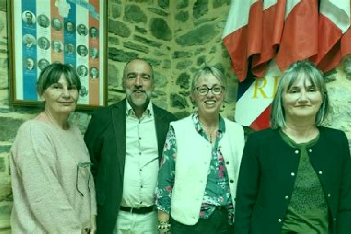 Escorts Teillay, France — Local Companions