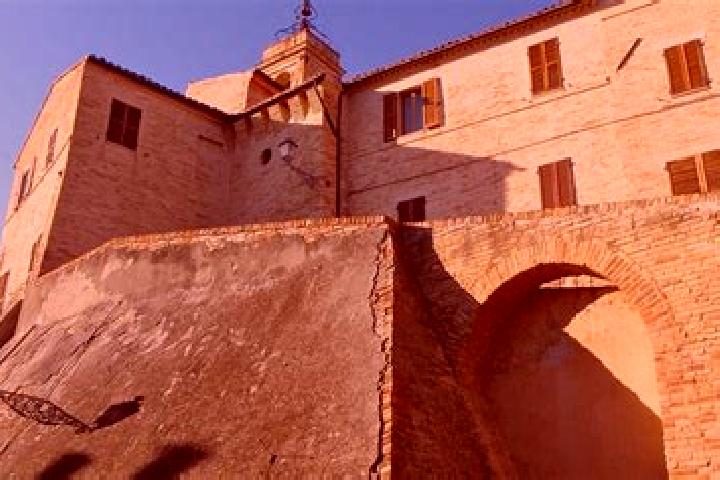 Escorts Torre San Patrizio, Italy — Local Companions