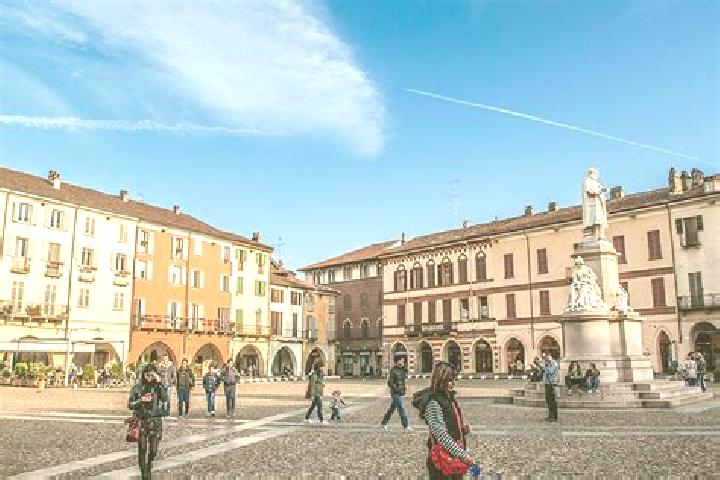 Escorts Vercelli, Italy — Local Companions