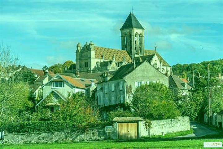 Escorts Vetheuil, France — Local Companions