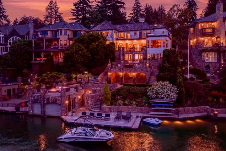 Escorts Villas, United States — Local Companions