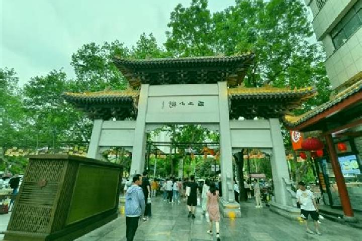 Escorts Xigong, China — Local Companions