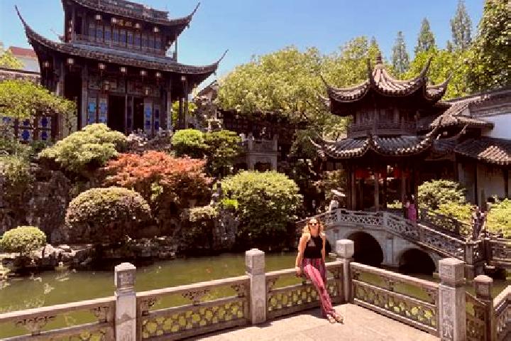 Escorts Xueyan, China — Local Companions