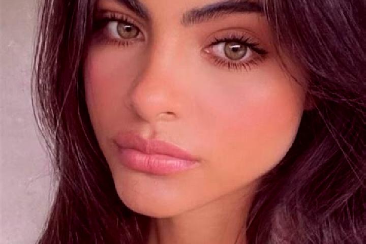 Eva, 20, a chestnut dark-eyed indian companion based in Porto Amazonas. Offering Prostate Massage, 69, BDSM, Party Girl, Fetish. Available for incall and out...