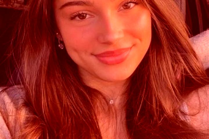 Eva, 21, a chestnut hazel-eyed mixed companion based in Pont-de-Roide. Offering Girlfriend Experience, Travel Companion, CIM, Dinner Date. Available for inca...