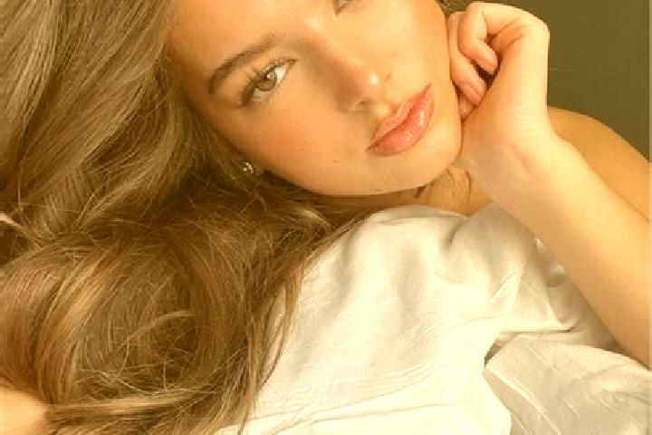 Eva, 22, a chestnut green-eyed latina companion based in Beaulieu-les-Loches. Offering OWO, Striptease. Available for incall and outcall, day and evening dates.