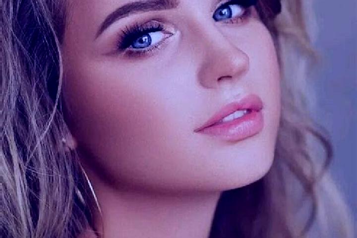 Eva, 22, a dark blonde blue-eyed mixed companion based in Central Lonsdale. Offering Striptease, Duos, Domination, Party Girl, 69. Available for incall and o...