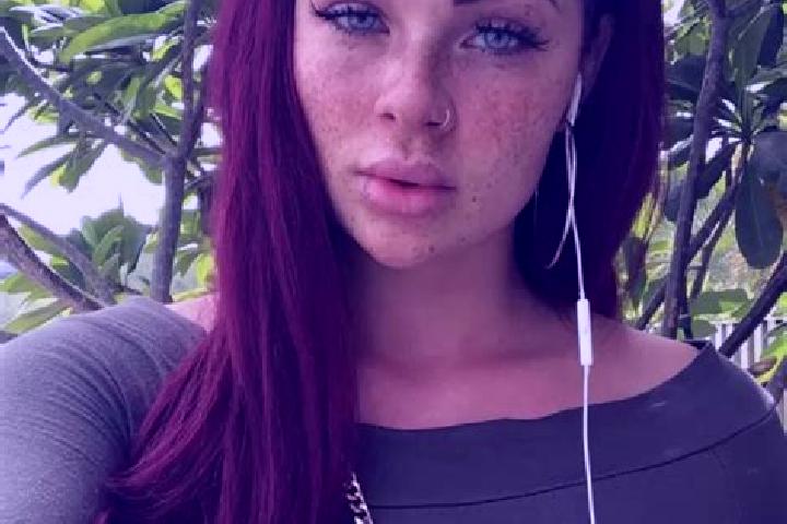 Eva, 23, a red dark-eyed latina companion based in Apa Asau. Offering Overnight, Roleplay, Party Girl. Available for incall and outcall, day and evening dates.