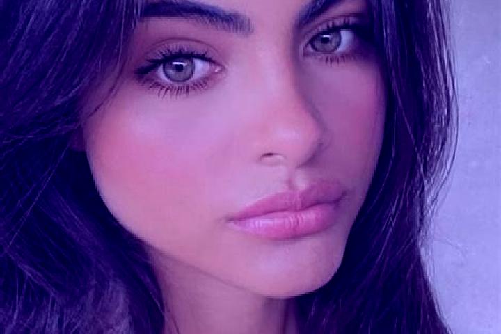 Eva, 23, a red hazel-eyed latina companion based in La Valla. Offering Massage, GFE, Duos. Available for incall and outcall, day and evening dates.