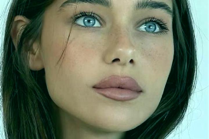 Eva, 24, a auburn brown-eyed european companion based in Capatanenii Pamanteni. Offering CIM, 69. Available for incall and outcall, day and evening dates.