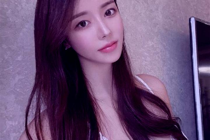 Eva, 24 — Escort in Jitian, China