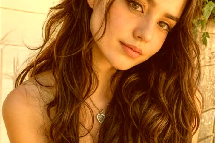 Eva, 25, a auburn brown-eyed european companion based in Thazhecode. Offering Dinner Date, Erotic Massage, Overnight. Available for incall and outcall, day a...