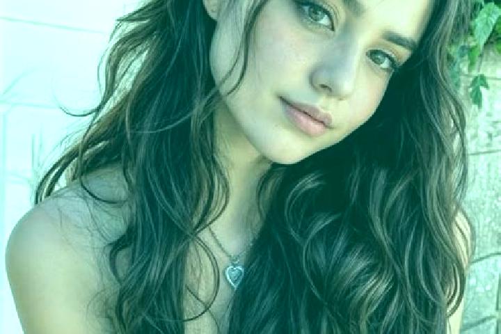 Eva, 25, a auburn hazel-eyed middle eastern companion based in Ooigem. Offering Striptease, Couples, Massage, Prostate Massage. Available for incall and outc...