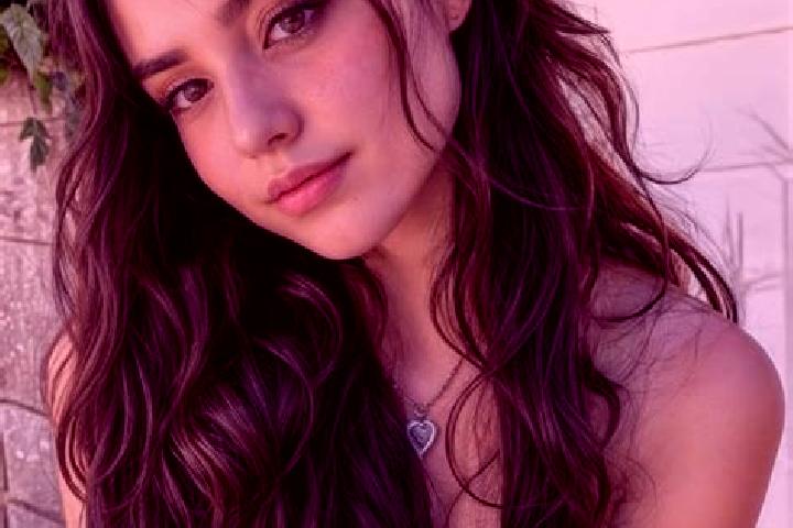 Eva, 26, a auburn hazel-eyed middle eastern companion based in Catanduvas. Offering Erotic Massage, Tantra, 69, Prostate Massage, Fetish. Available for incal...