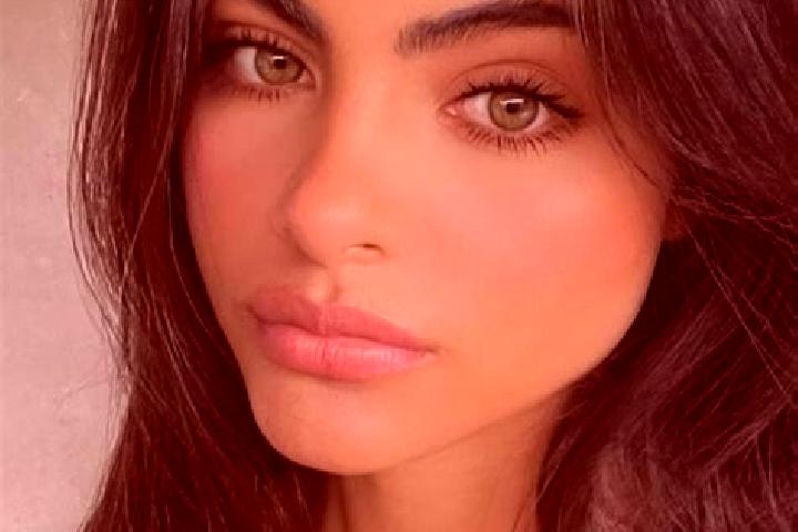 Eva, 26, a brunette green-eyed european companion based in Alu. Offering Massage, Fetish, Overnight. Available for incall and outcall, day and evening dates.
